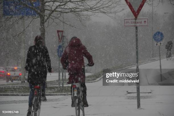 tot school met sneeuwval - cross road children stockfoto's en -beelden