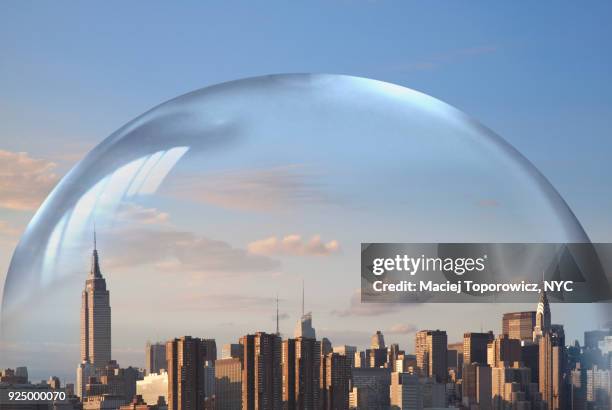 new york city in a water bubble. - abwehr stock-fotos und bilder