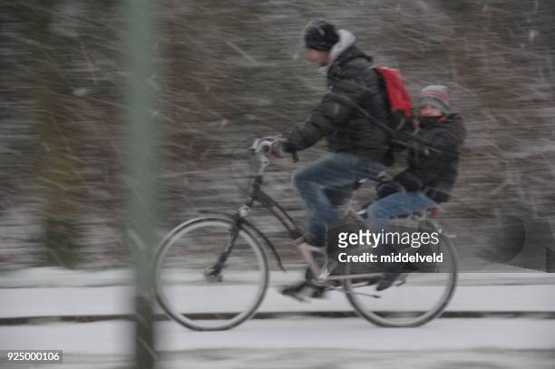 cycliste dans la neige - child in heavy traffic photos et images de collection