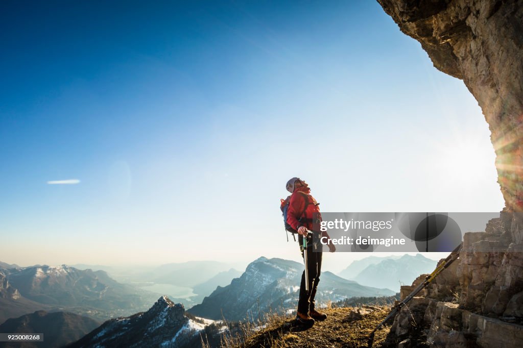 Allein Kletterer Lokking am Berg