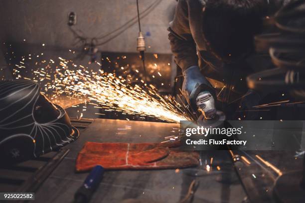 werken met slijper gereedschap - slijptol stockfoto's en -beelden