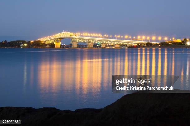 auckland harbour bridge at blue hour - herne bay auckland stock-fotos und bilder