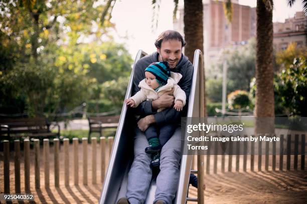 dad and baby going down the slide - escorregador - fotografias e filmes do acervo