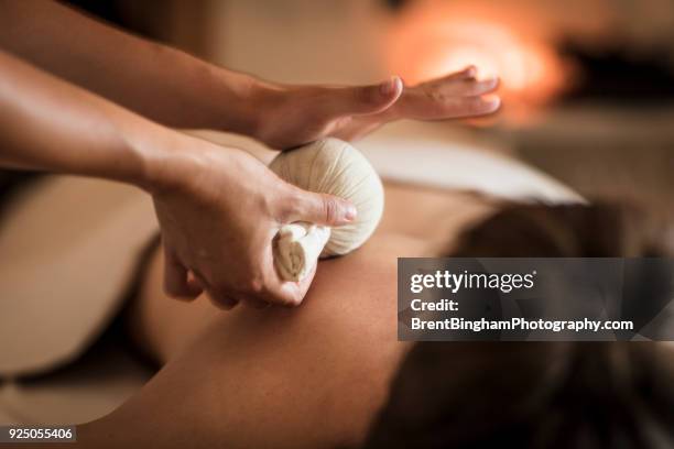 herbal massage in a spa - 養生療法 個照片及圖片檔