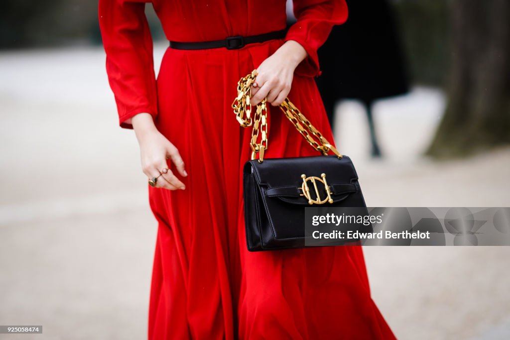 Street Style : Paris Fashion Week Womenswear Fall/Winter 2018/2019 : Day Two