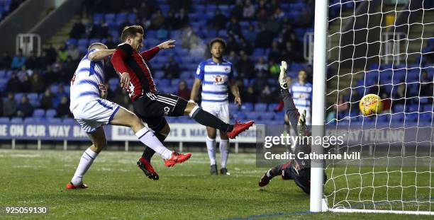 Billy Sharp of Sheffield United scores past Vito Mannone of Reading during the Sky Bet Championship match between Reading and Sheffield United at...