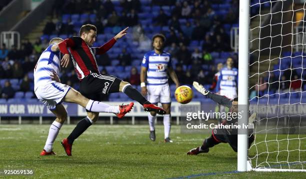 Billy Sharp of Sheffield United scores past Vito Mannone of Reading during the Sky Bet Championship match between Reading and Sheffield United at...