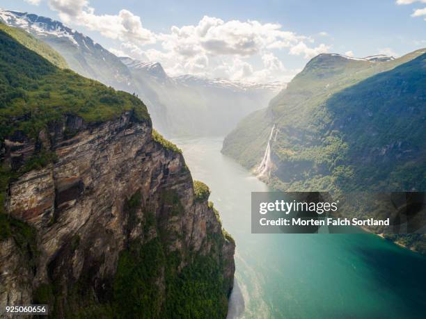 aerial shot of the scenic geirangerfjord in møre og romsdal on a summer afternoon - romsdal in norway stockfoto's en -beelden