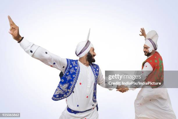 sikh men dancing - lohri festival imagens e fotografias de stock