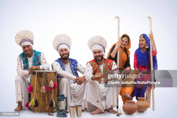 sikh people posing - north indian food 個照片��及圖片檔