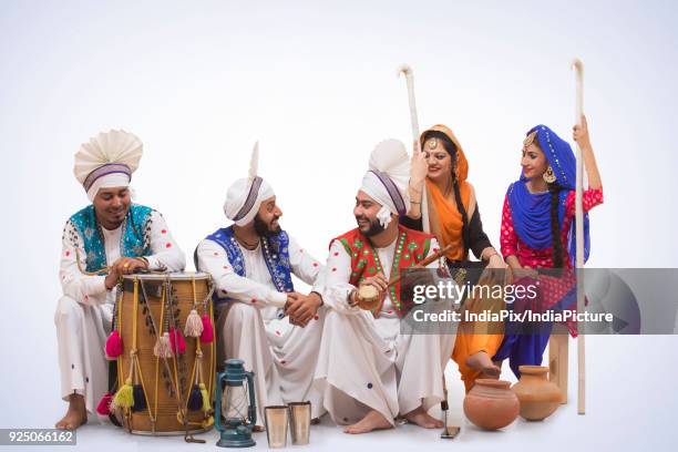 sikh people posing - north indian food 個照片及圖片檔