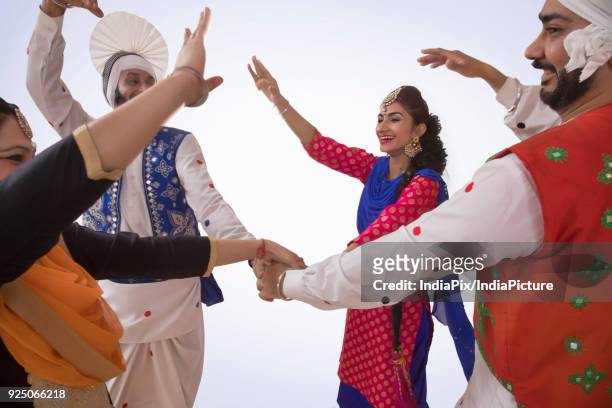 sikh people dancing - lohri festival imagens e fotografias de stock