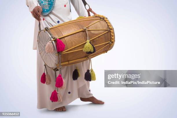 portrait of sikh man playing on drums - north indian food 個照片及圖片檔