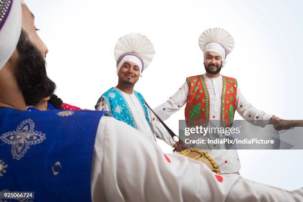 portrait of bhangra dancers - north indian food 個照片及圖片檔