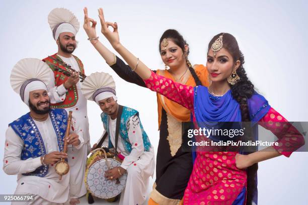 sikh people dancing - bastón para bailar fotografías e imágenes de stock