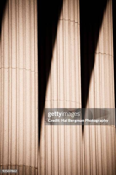 concrete columns in the financial district - 3 säulen stock-fotos und bilder