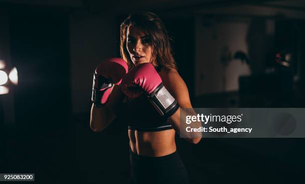 fuerte y hermoso - cabello-castaño fotografías e imágenes de stock