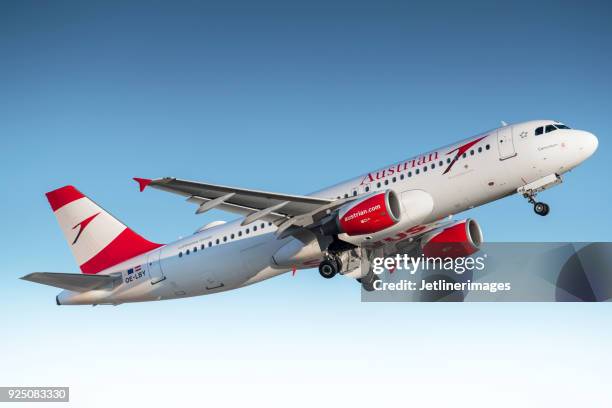 austrian airlines airbus a320 - oostenrijkse cultuur stockfoto's en -beelden