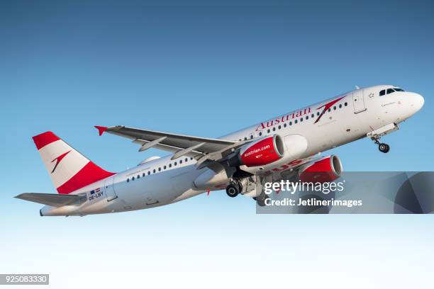 austrian airlines airbus a320 - cultura austriaca imagens e fotografias de stock
