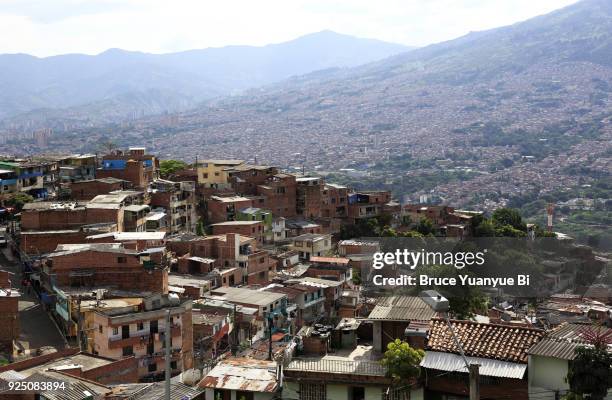 hillside slum - medellin kolumbien stock-fotos und bilder