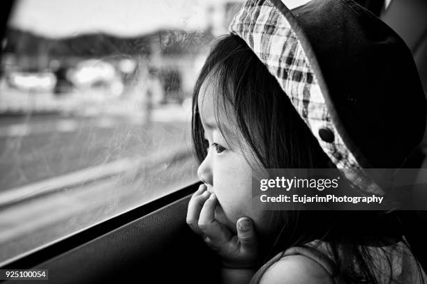 close up of child's face looking outside through car window - safe 2013 film stock-fotos und bilder