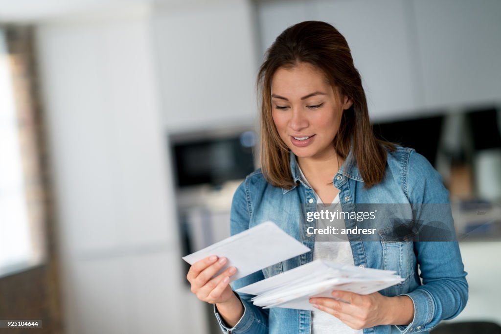 Femme lisant son courrier à la maison