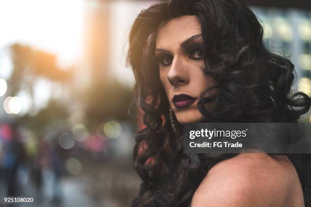 confiante drag-queen - beautiful transvestite - fotografias e filmes do acervo