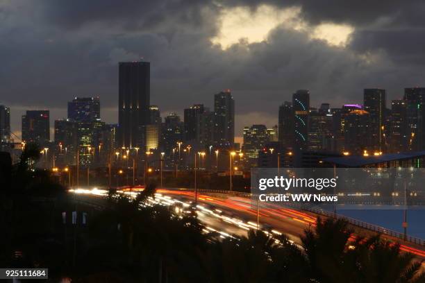 day to night time lapse of sunset and rush hour traffic at miami, florida - traffic time lapse stock pictures, royalty-free photos & images