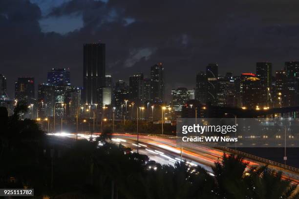 day to night time lapse of sunset and rush hour traffic at miami, florida - traffic time lapse stock pictures, royalty-free photos & images