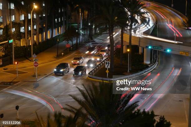 day to night time lapse of sunset and rush hour traffic at miami, florida - traffic time lapse stock pictures, royalty-free photos & images