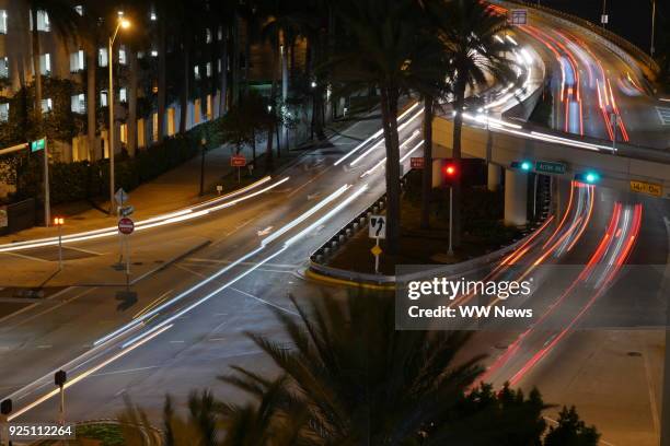 day to night time lapse of sunset and rush hour traffic at miami, florida - time lapse stock-fotos und bilder