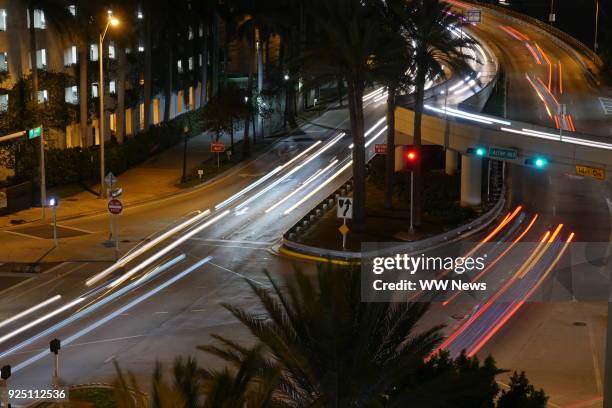 day to night time lapse of sunset and rush hour traffic at miami, florida - time lapse stock-fotos und bilder