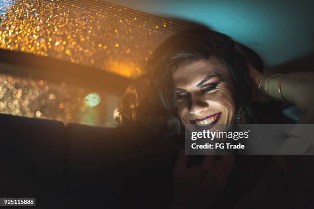 drag queen con móvil en el coche - drag queen fotografías e imágenes de stock