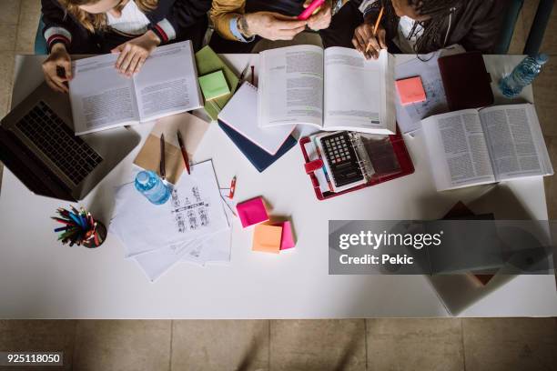 grupo de estudiantes estudiar juntos en la sala de lectura - preparation fotografías e imágenes de stock