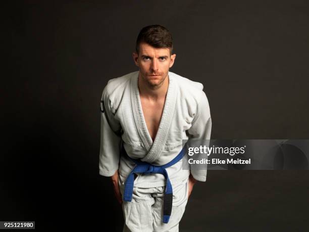 young man wearing a judo uniform bowing forward - saluer en s'inclinant photos et images de collection