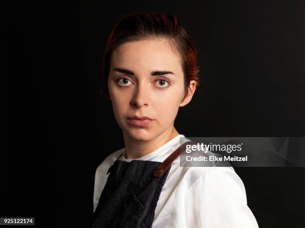 young female waitress in apron looking at camera - melbourne cafe stock-fotos und bilder