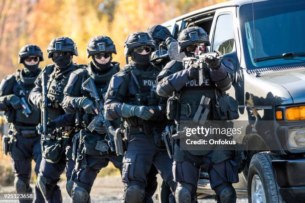 squadra swat della polizia al lavoro - task force foto e immagini stock