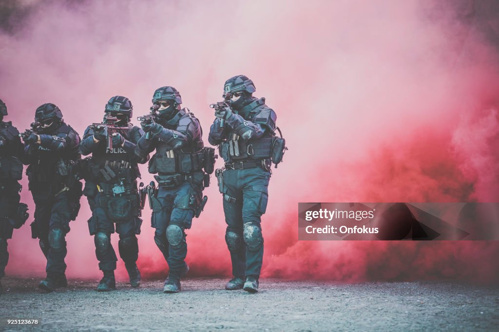 Agenti di polizia Swat sparano con arma da fuoco