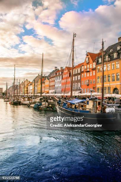 case tradizionali colorate nel centro storico di copenaghen nyhavn al tramonto - copenhagen foto e immagini stock