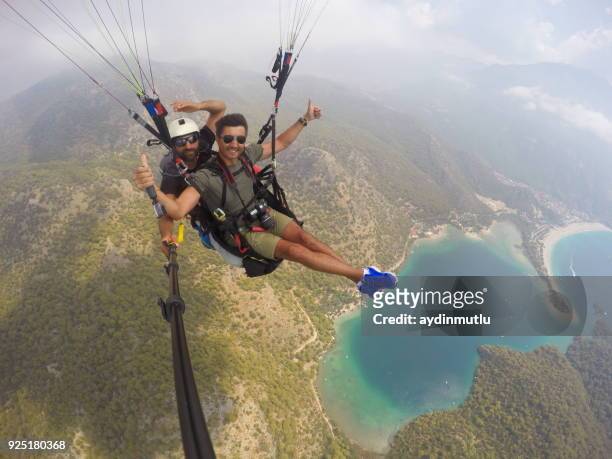 paragliding on oludeniz fethiye - parasailing imagens e fotografias de stock