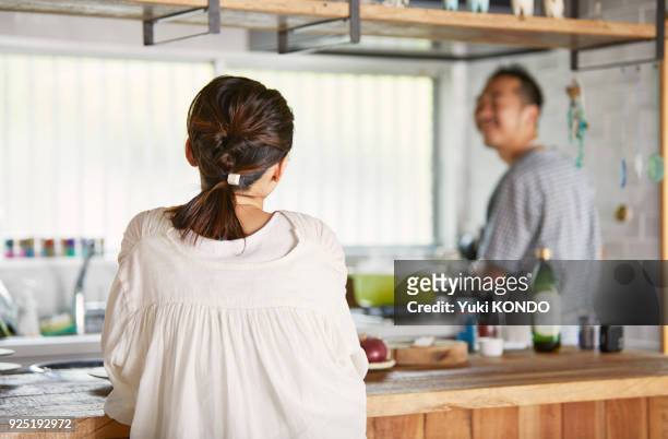 una donna che aspetta che venga fuori il piatto di suo marito. - the japanese wife foto e immagini stock