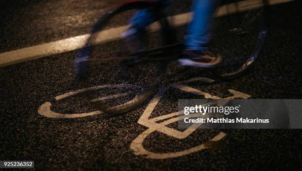 urban city street night lights szene with reflection and a bicycle - makarinus photos et images de collection