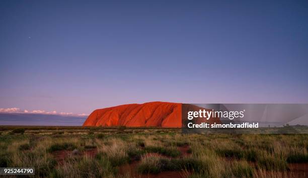 the colours of uluru at dusk - uluru-kata tjuta national park stock pictures, royalty-free photos & images