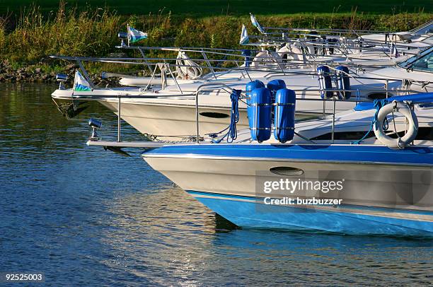 mehrere freizeit boote - buzbuzzer stock-fotos und bilder