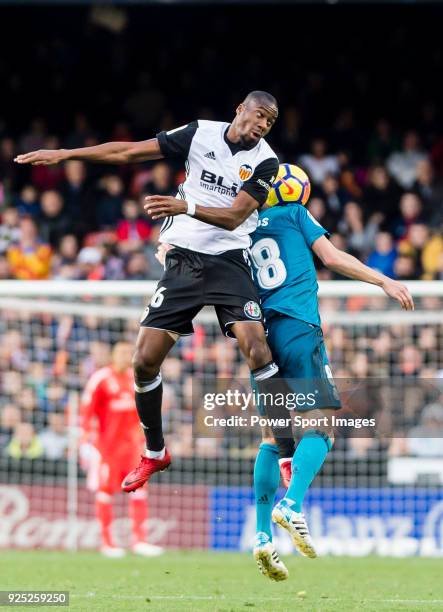 Geoffrey Kondogbia of Valencia CF fights for the ball with Toni Kroos of Real Madrid during the La Liga 2017-18 match between Valencia CF and Real...