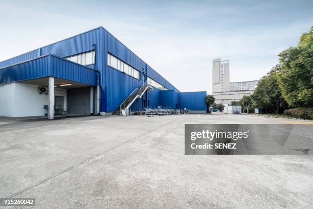empty parking lot - edifício industrial imagens e fotografias de stock