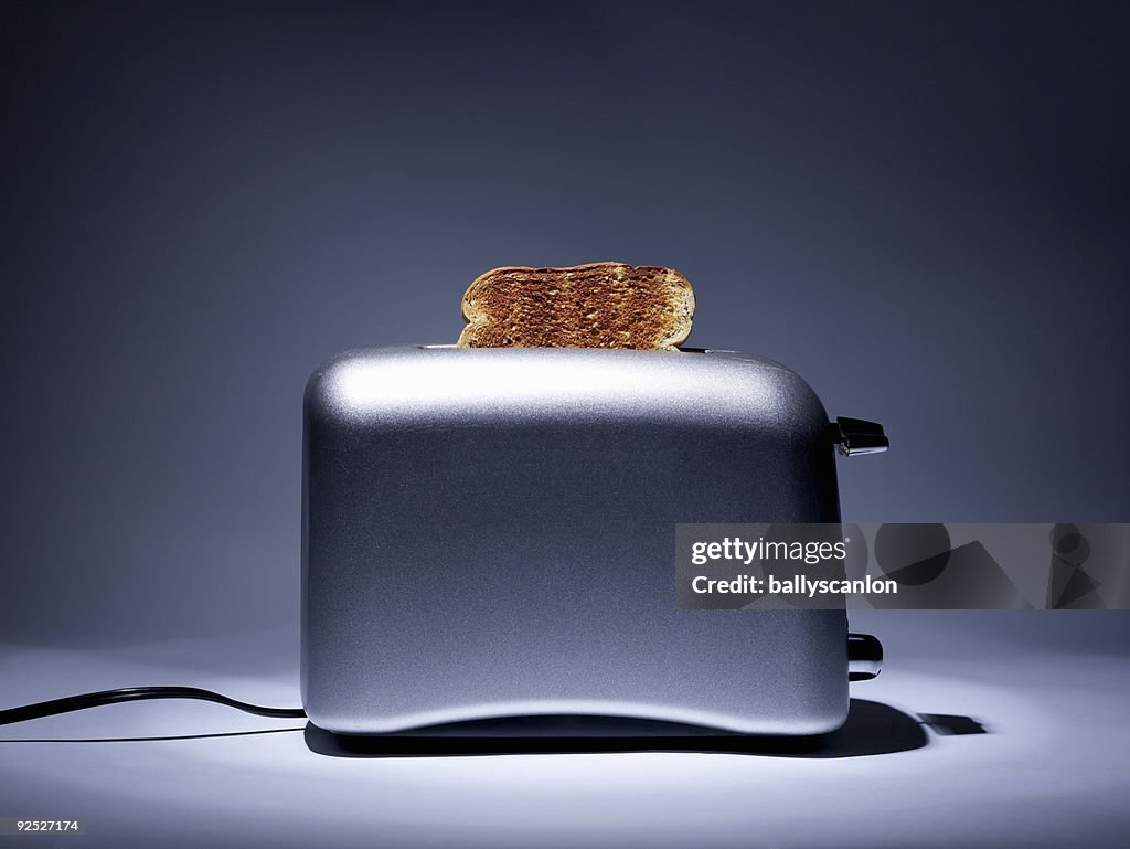 https://media.gettyimages.com/id/92527174/photo/silver-colored-toaster-with-single-slice-of-toast.jpg?s=1024x1024&w=gi&k=20&c=pB_FpWJehyUzUMAxwZs6SwQkzSKV4PLsFOyPotDUeSI=