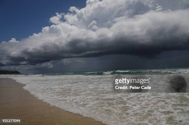 dark rain cloud over tropical beach - ciclón fotografías e imágenes de stock