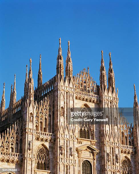 facade of the duomo in milan - catedral de milán fotografías e imágenes de stock