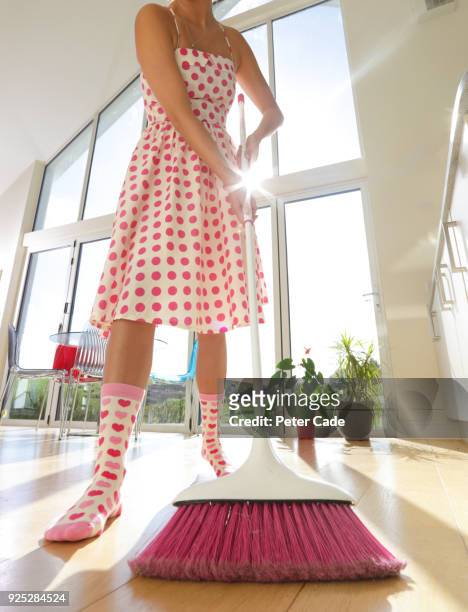 woman sweeping floor - bored housewife 個照片及圖片檔